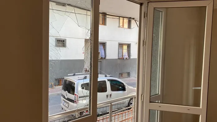 1721544040039.jpg Pişkin kiracı evi talan etti! Kirayı ödemedi bir de camı çerçeveyi indirdi! İstanbul'da klasikleşen manzara... - 1