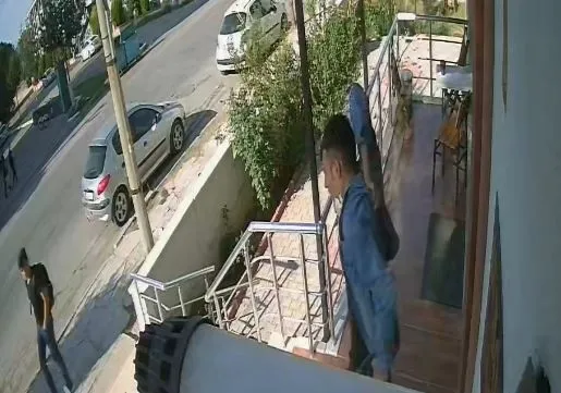 bicak-firlatti-isabet-etmeyince-kosup-sirtina-sapladi-1633094615538.jpg Bıçak fırlattı! İsabet etmeyince koşup sırtına sapladı - 1
