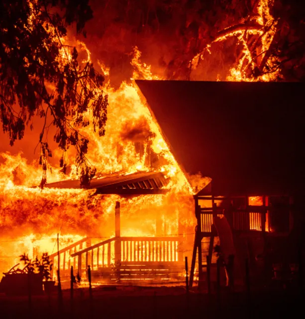 California yanıyor! En az 50 ev ve 200 bin hektarlık orman kül oldu