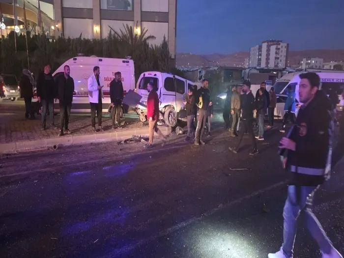 sirnakta-vinc-dehset-sacti-kavsakta-6-araca-carpti-7-yarali-1766165937046.jpeg Fotoğraf (DHA)