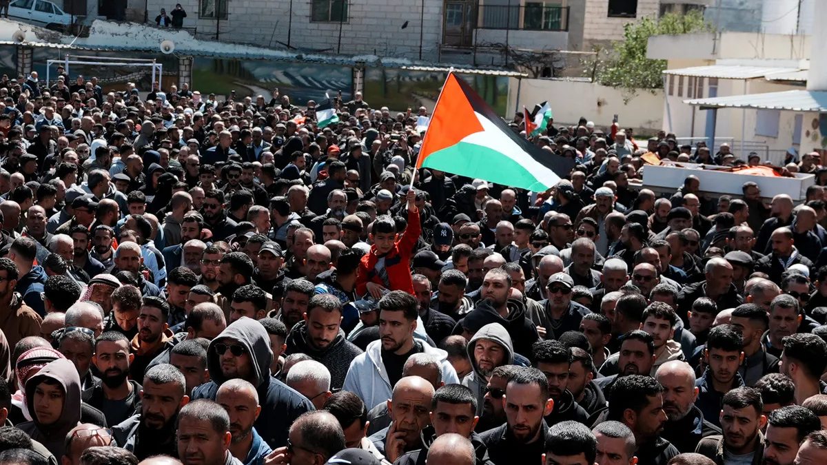 Katil İsrail Batı Şeria'da teravih çıkışı müslümanlara saldırdı, yüzlerce ağacı söktü