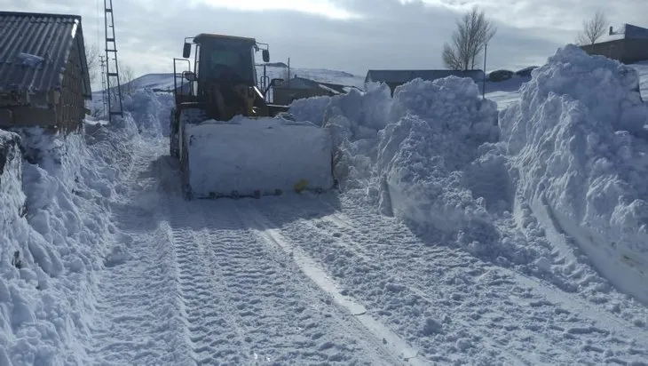 Hakkari’de kar yağışı şehri beyaza bürüdü! Onlarca köy yolu ulaşıma kapandı