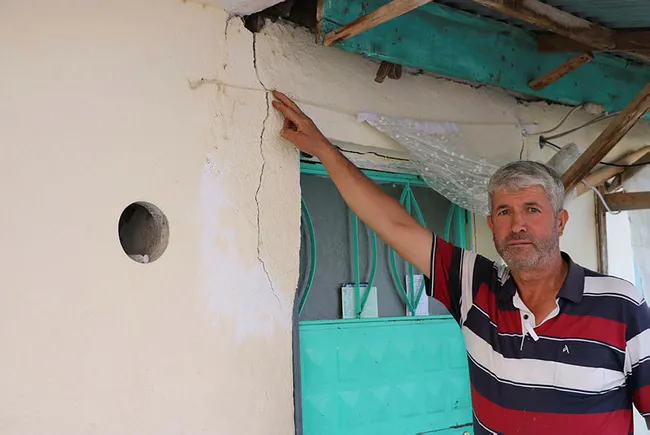 Afyonkarahisar'da kabus evi! Duvarlarında çatlak oluşan evlerde korkuyla yaşıyorlar - 4