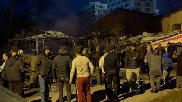 Küçükçekmece’de park halindeki 2 minibüs alev alev yandı! Hurda yığınına döndüler - 4