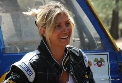 turkiye-off-road-sampiyonu-yasemin-biber-tokerin-kopegini-tufekle-katlettiler-toker-karakola-kostu-1670132663625.jpg Türkiye Off-Road şampiyonu Yasemin Biber Toker'in köpeğini tüfekle katlettiler! Toker karakola koştu - 1
