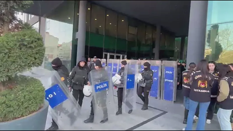 uskudar-belediyesine-rusvet-operasyonu-cok-sayida-supheli-gozaltinda-1775541959068.jpeg Üsküdar Belediyesi'ne rüşvet operasyonu! Çok sayıda şüpheli gözaltında - 4