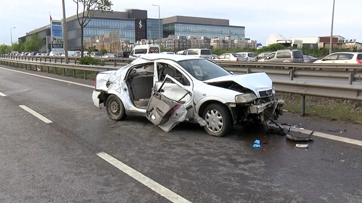 Tuzla'da bariyerlere çarpan otomobil takla attı: 1 kişi hayatını kaybetti