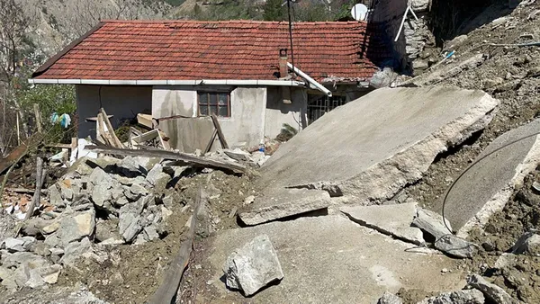 Karabük'te heyelan tehlikesi! 2 ev hasar gördü - 3