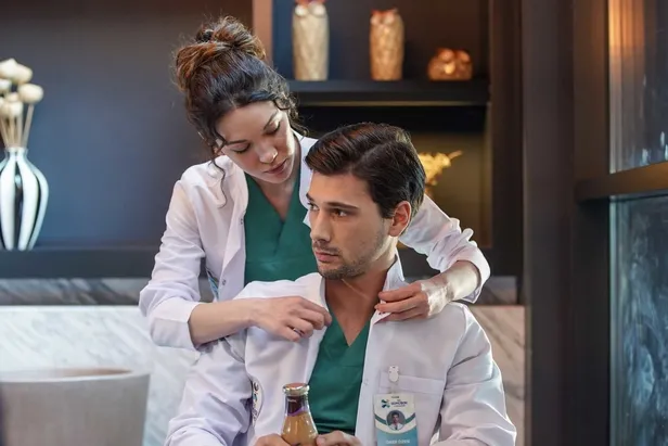 KASABA DOKTORU DİZİSİ OYUNCU KADROSU: Kasaba Doktoru dizisi oyuncuları kimlerdir, konusu ne? Kasaba Doktoru dizisi nerede, hangi semtte çekiliyor?