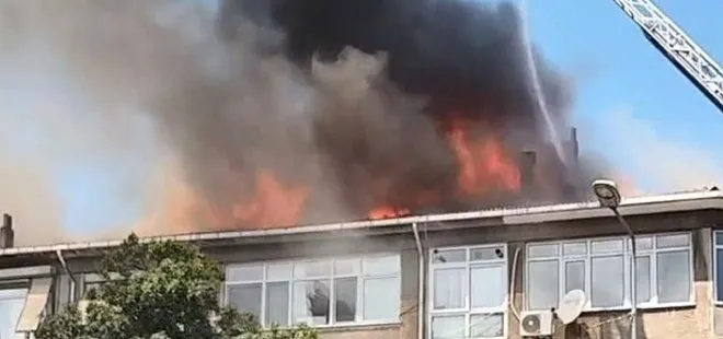 Üsküdar'da 4 katlı binanın çatı bölümünde yangın! İzolasyon çalışması sırasında alevler yükseldi