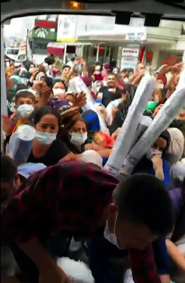 1630922298828.jpg 50 liralık halı izdihamı: Birbirlerini ezip geçtiler - 3