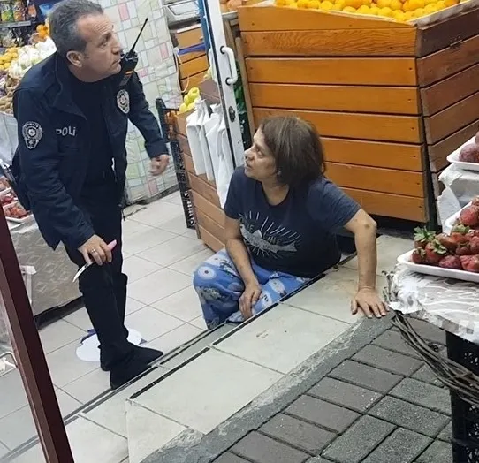 1674193921863.jpg Antalya’da evladı annesini bıçakladı! Yaralı kadını sığındığı markette polis kurtardı - 6