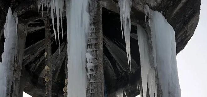 Soğuk havada borular patladı! Su deposu ’buz kulesi’ oldu