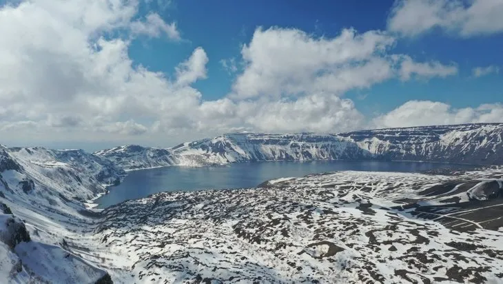 Masal dünyasını andıran görüntüler! Nemrut Krater Gölü büyüledi