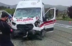 Elazığ’da hafif ticari araçla ambulans çarpıştı
