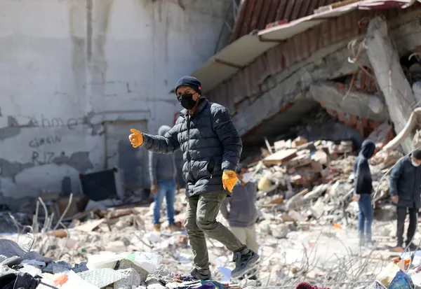 1680523884429.jpg Enkaz başında günlerce nöbet tuttu! Acılı babanın o sözleri Türkiye'yi ağlattı