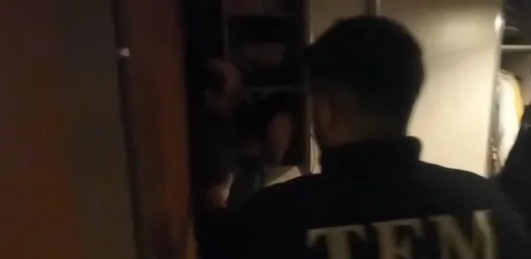 polisi-goren-fetoculer-balkondan-atladi-bir-baskasi-dolapta-yakalandi-1669829813057.jpg Polisi gören FETÖ'cüler balkondan atladı: Bir başkası dolapta yakalandı - 1