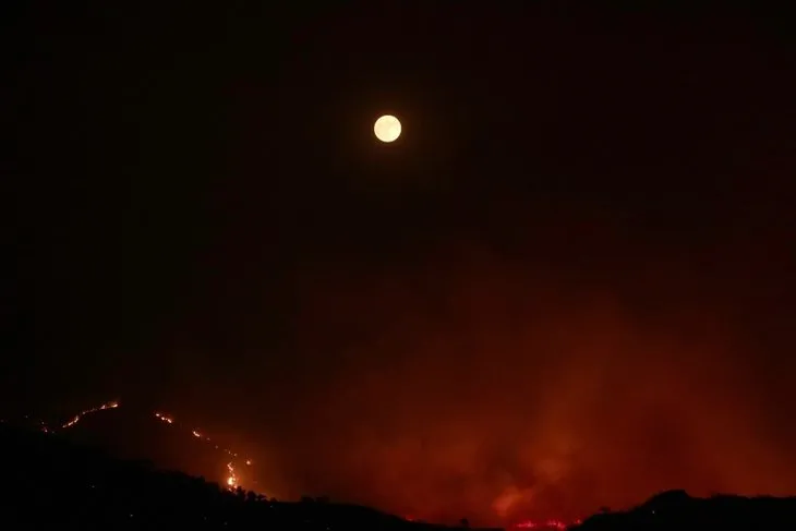 Muğla Datça'da orman yangını | Bakan açıkladı: Evleri zarar görenlere ilk etapta 3 bin TL yardım! Orman yangını söndürme çalışmalarında bir ilk: Gece görüşlü helikopter devrede