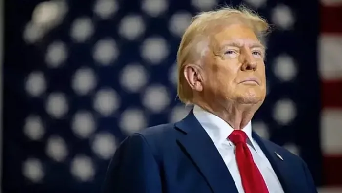 timedan-saatler-kala-dikkat-ceken-kapak-trump-masayi-supurdu-1737372213450.jpg ABD'nin 47. başkanı olmaya hazırlanan Donald Trump (AFP)