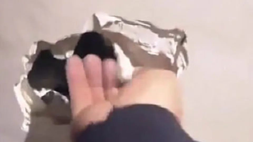 Duvarı kırınca içinden para fışkırdı