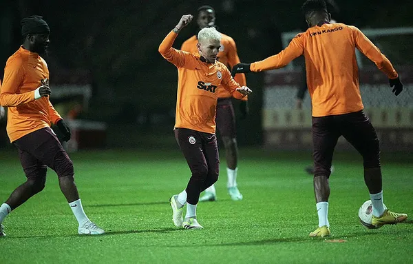 canli-i-galatasaray-alanyaspor-canli-anlatim-sari-kirmizililar-evinde-galibiyet-pesinde-1700915968687.jpg MAÇ SONUCU: Galatasaray 4 - 0 Alanyaspor | Sarı kırmızılılar evinde galibiyeti yakaladı - 10