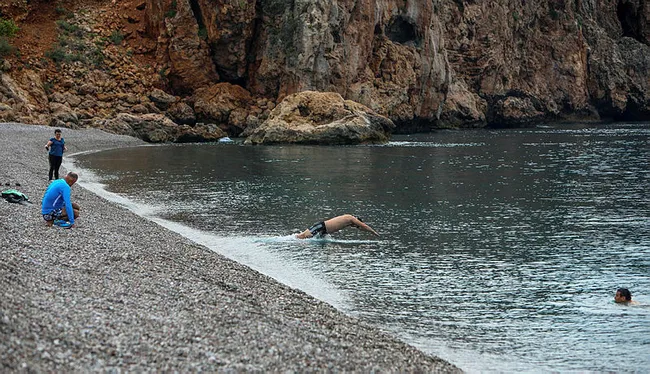 Antalya’da yasak kalktı, vatandaşlar sahillere akın etti