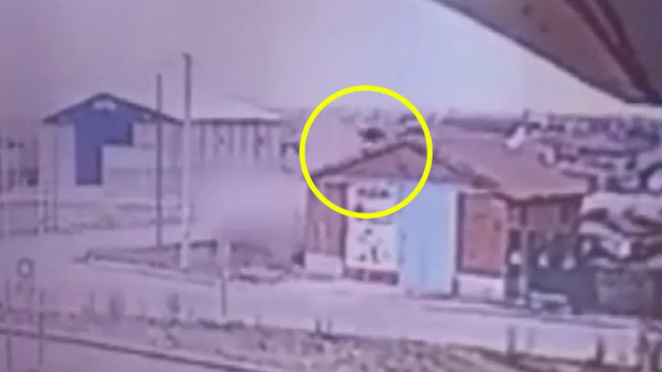 Konya’da sıra dışı kaza | Araçtan savrulan sürücü evin çatısına düştü