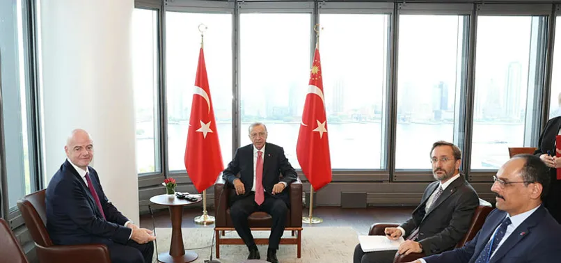 Başkan Erdoğan ile FIFA Başkanı Gianni Infantino arasında gülümseten diyaloglar! Hediye topla "kafa şov"