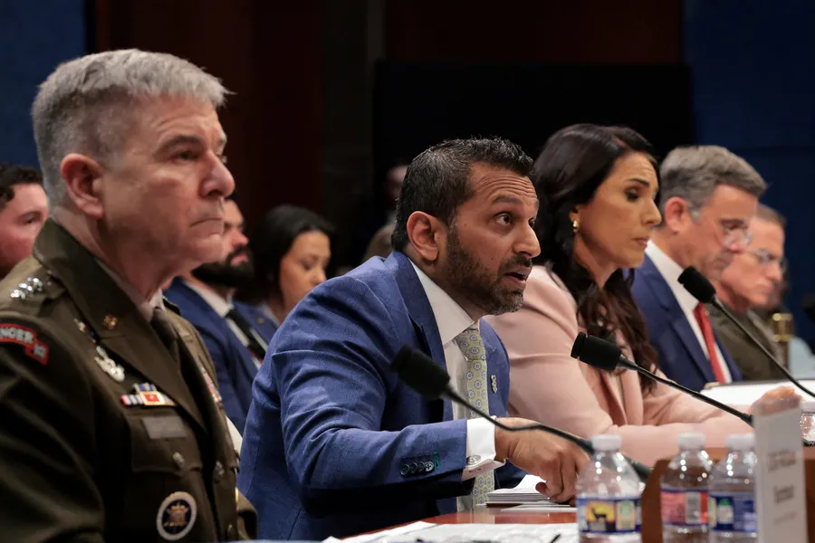 abdnin-iranda-istihbarat-basarisizligi-trump-bile-bile-felakete-yurumus-1775553469526.jpg Washington’daki Kongre binasında düzenlenen, ABD Temsilciler Meclisi İstihbarat Komitesi'nin küresel tehditler konulu oturumu. ABD İstihbarat Şefi Kash Patel, açıklamada bulunuyor. (REUTERS)