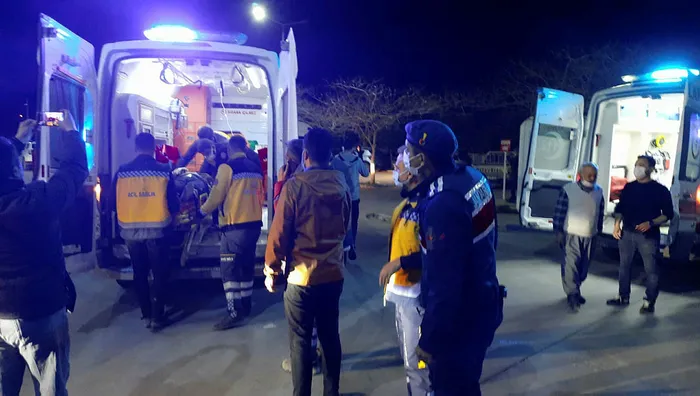 mersinde-servis-otobusu-otomobilin-uzerine-devrildi-1-kisi-oldu-32-kisi-yaralandi-1645988224422.jpg Mersin'de servis otobüsü otomobilin üzerine devrildi: 1 ölü 32 yaralı - 1