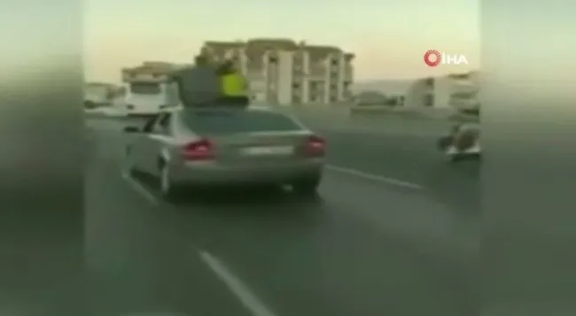 İzmir'de trafik magandası arabanın üstüne çıkıp araba sürdü - 1
