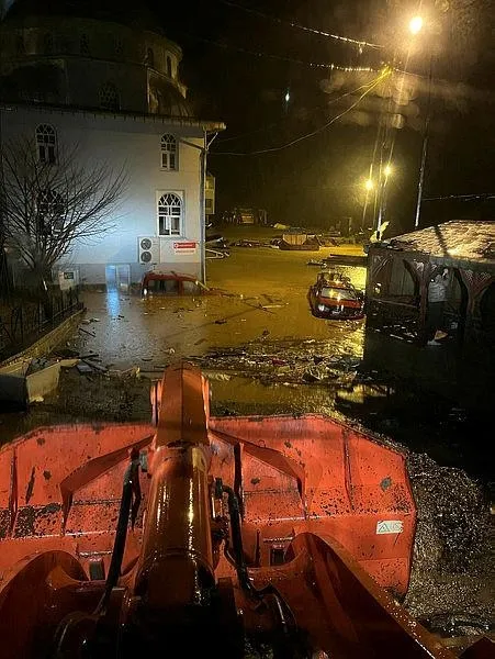 artvinde-sel-felaketi-cemaat-kepceyle-kurtarildi-1707259262455.jpeg Artvin'de dağda çığ merkezde sel! Operatör hayatını kaybetti - 2