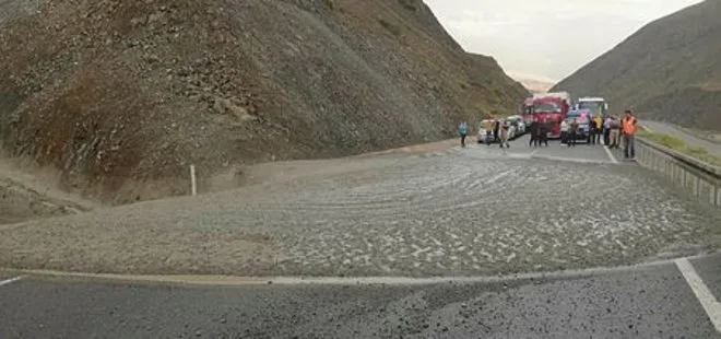 Erzincan’da sağanak heyelana neden oldu, trafik ulaşıma kapandı