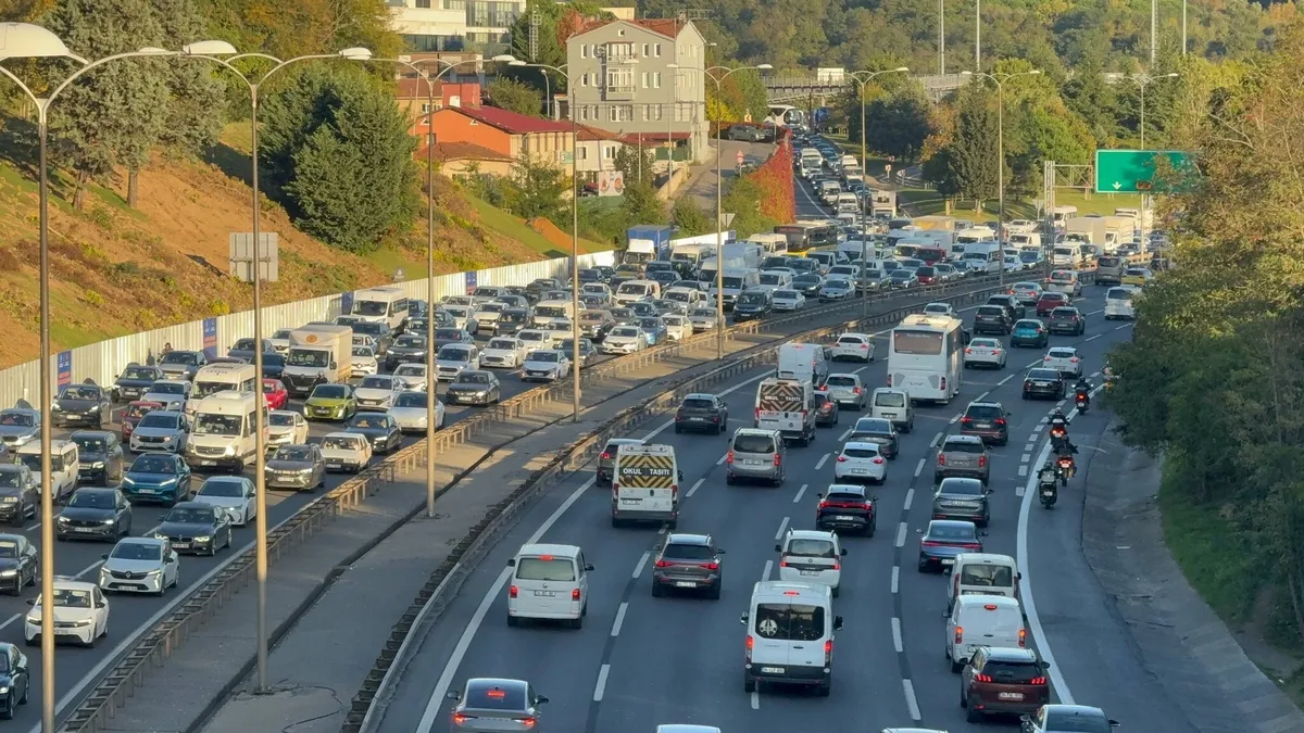 istanbul-trafigini-saganak-vurdu-yogunluk-giderek-artiyor-1791900574322.jpeg İstanbul trafiğinde yağmur alarmı! Yoğunluk yüzde 89'a ulaştı: Galatasaray-Barcelona maçı öncesi kritik uyarı - 2