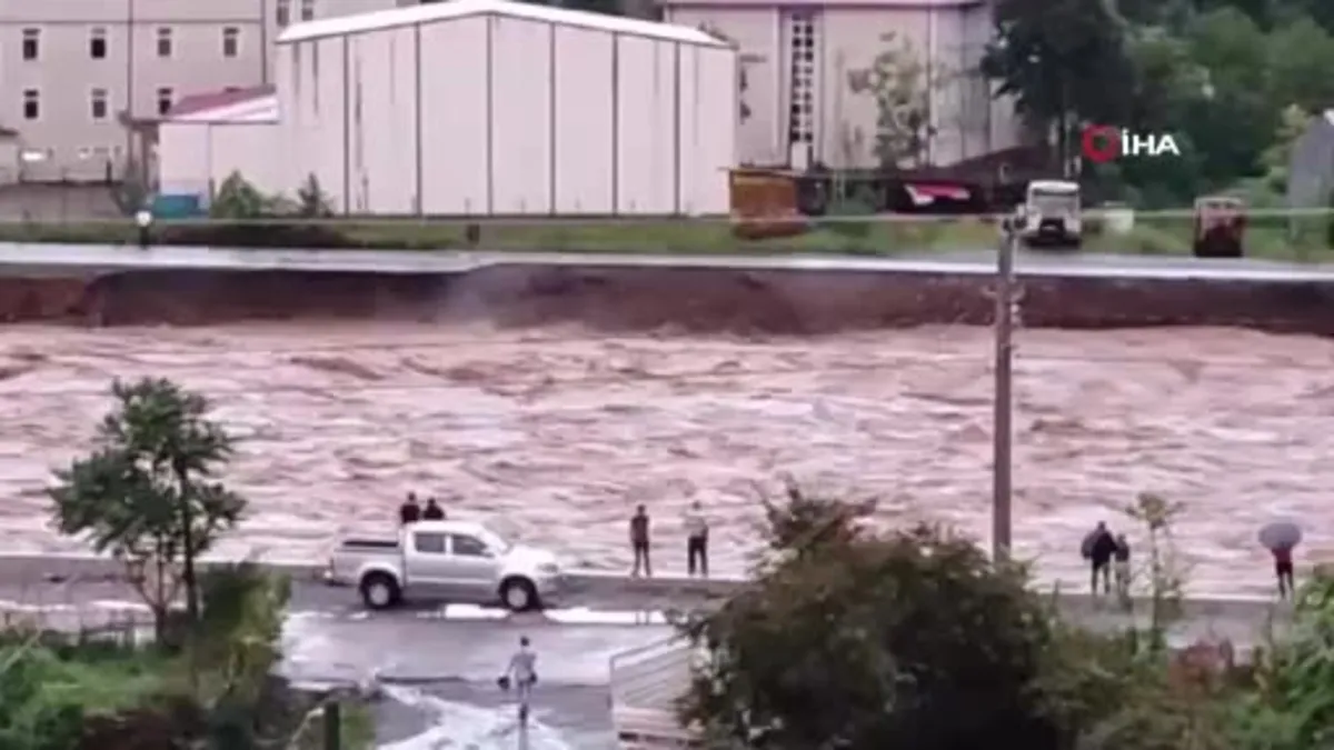 Artvin'de sağanak sonrası yollar çöktü