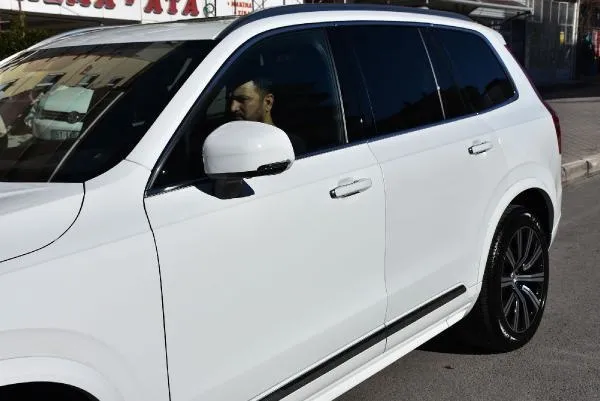 Niğde’de iş insanın sıfır aldığı lüks aracının kapısı farklı çıktı - 1