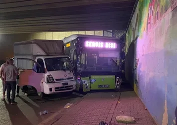 Kocaeli’de alt geçitte kaza! Halk otobüsü ile kamyonet çarpıştı: 2 yaralı
