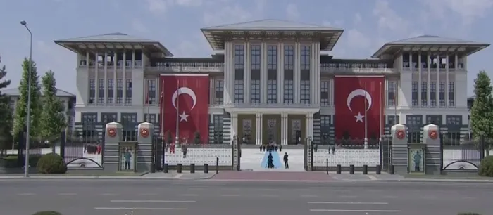 Başkan Erdoğan'dan 15 Temmuz Anıtı'na çelenk