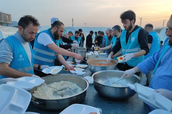 Türkiye Diyanet Vakfı deprem bölgelerinde yaraları sarıyor! Lojistik merkezler depremzedeler için seferber oldu