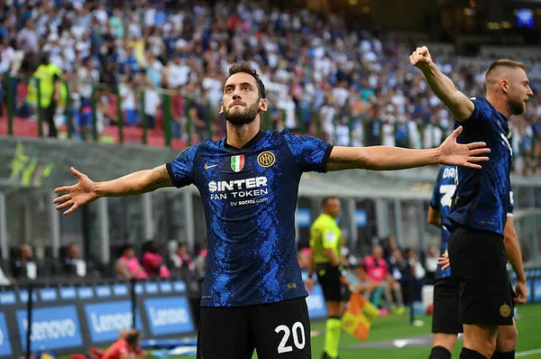 hakan-calhanoglu-interle-sezona-bomba-gibi-basladi-1629575373310.jpg Hakan Çalhanoğlu, Inter'le sezona bomba gibi başladı - 3