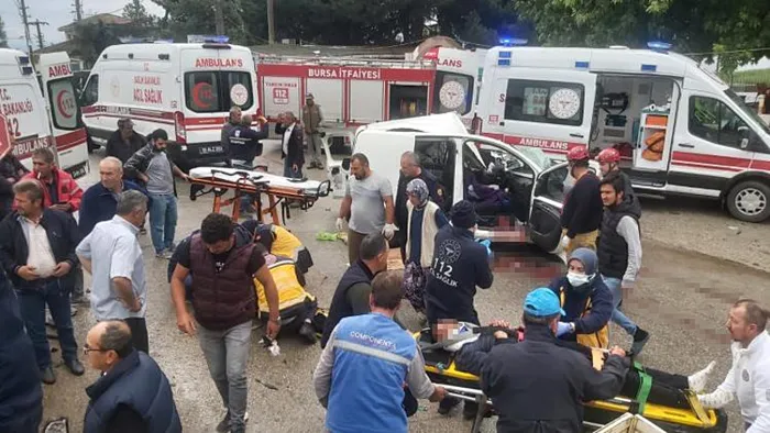1716538947225.jpg İznik'te katliam gibi kaza! TIR'ın dorsesiyle hafif ticari araca vurdu! 3 ölü 4 yaralı... - 4