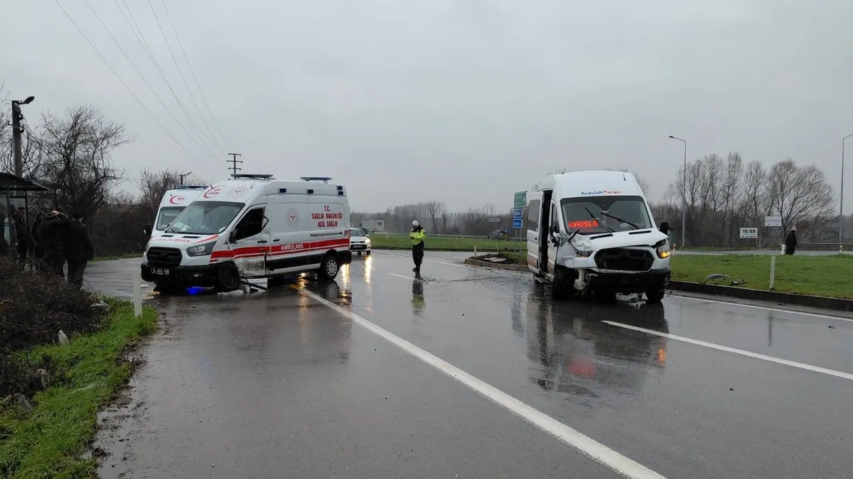 Sakarya'da feci kaza! Ambulans ile servis minibüsü çarpıştı: 10 yaralı