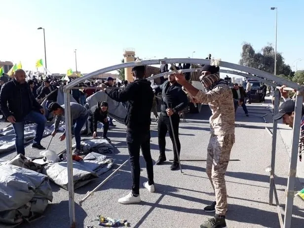 Iraklı protestocular ABD’nin Bağdat Büyükelçiliği binasını bastı