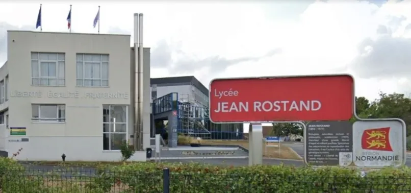 Kur'an-ı Kerim'i yırtıp başörtüsünü çöpe attılar! Fransa'da lise öğrencisine İslamofobik saldırı...