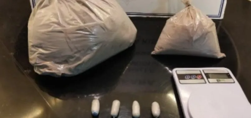 Yabancı uyruklu şahısların boşaltım ve sindirim sistemlerindeki uyuşturucu kapsüller ameliyatla alındı