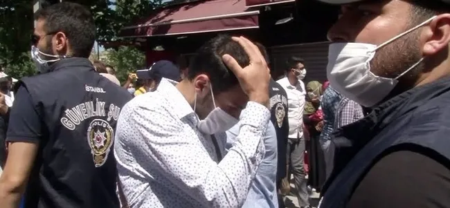 Ayasofya'da namaz için alana giremeyen vatandaş gözyaşlarına boğuldu - 3
