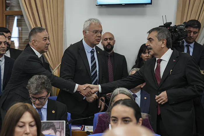 Bakan Tekin’den CHP’li Ağababa’ya ders gibi sözler: Sana sıfır veriyorum