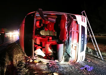 Denizli'de yolcu otobüsü devrildi! Otobüste sıkışanlar var! Çok sayıda yaralı...