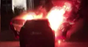 Konsolosluğun önünde aracını yaktı