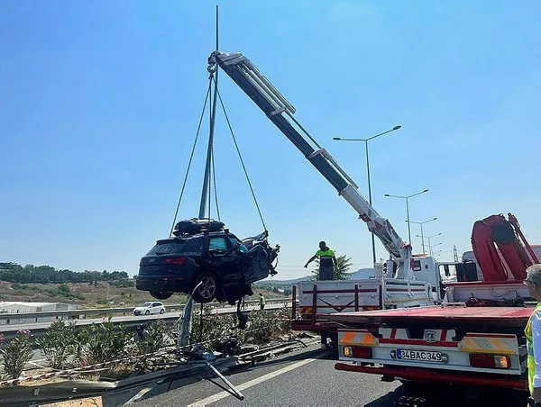 1691059567775.jpeg Kuzey Marmara Otoyolu'nda lastiği patlayan TIR cipe çarptı: 2 ölü 4 yaralı - 2